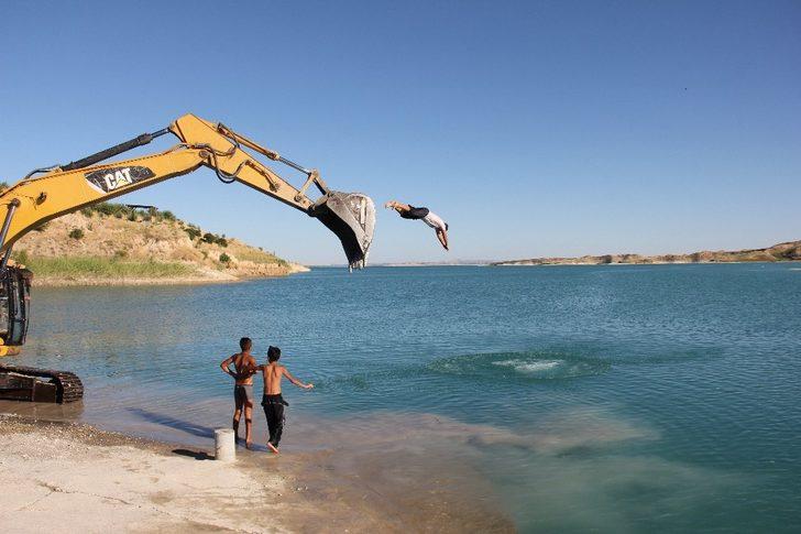 İş makinesi serinleyen çocukların eğlencesine ortak oldu G2