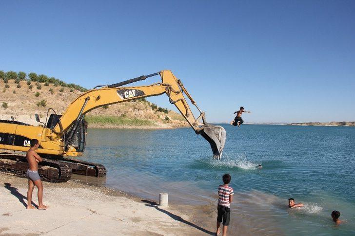İş makinesi serinleyen çocukların eğlencesine ortak oldu G3