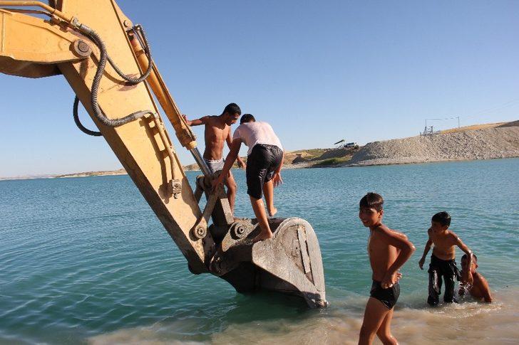 İş makinesi serinleyen çocukların eğlencesine ortak oldu G4