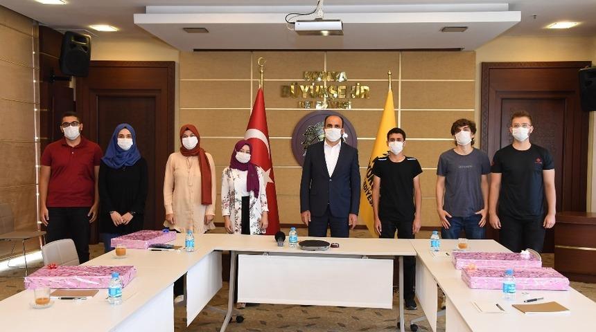 Başkan Altay YKS&rsquo;de ilk 100&rsquo;e giren Konyalı &ouml;ğrencileri ağırladı
