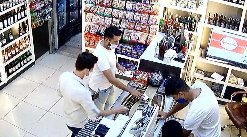 Sigara alma bahanesiyle esnafı dolandırdılar