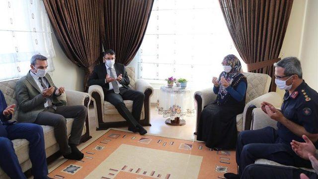 Vali Çelik, Şehit Piyade Er Halil Akarsu’nun ailesini ziyaret etti