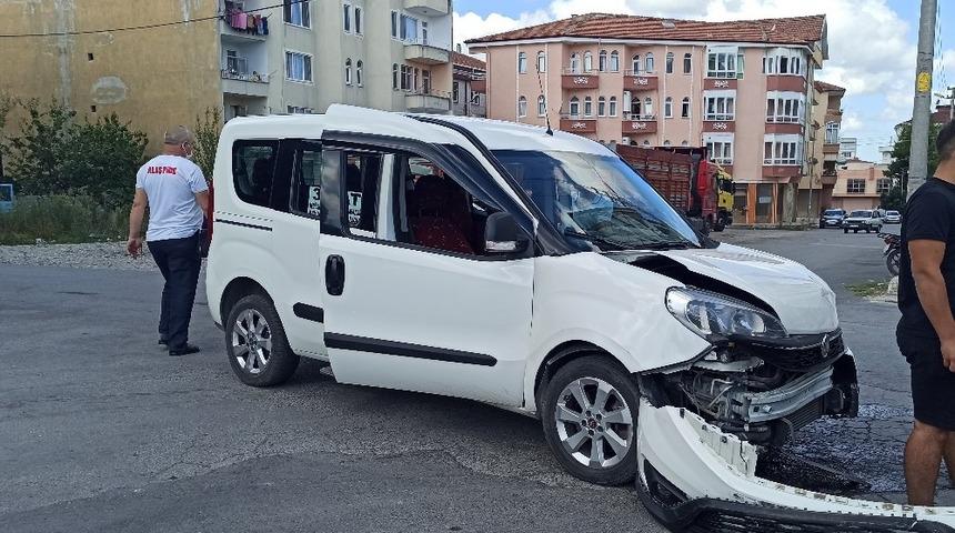 Dolmuşla otomobil &ccedil;arpıştı: 1 yaralı