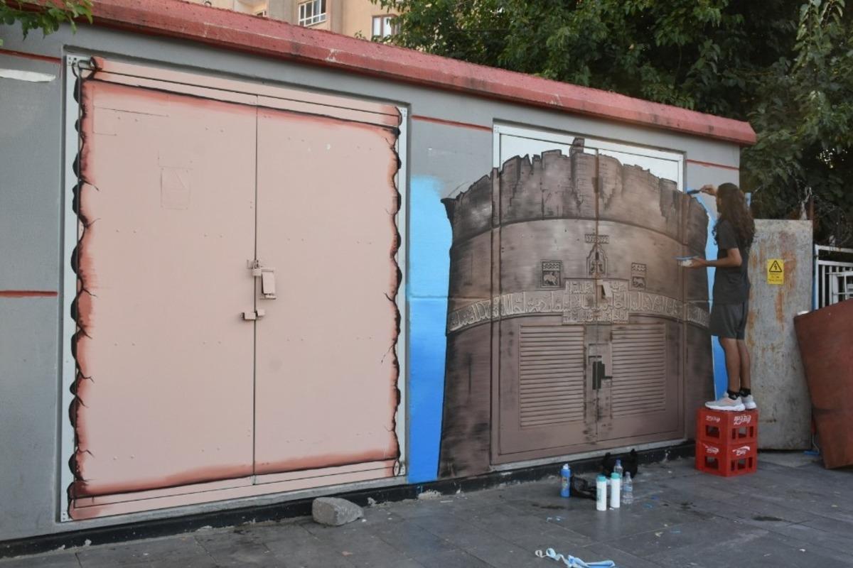 Diyarbakır&rsquo;ın Sur il&ccedil;esindeki trafo binalarına tarihi Sur motifi