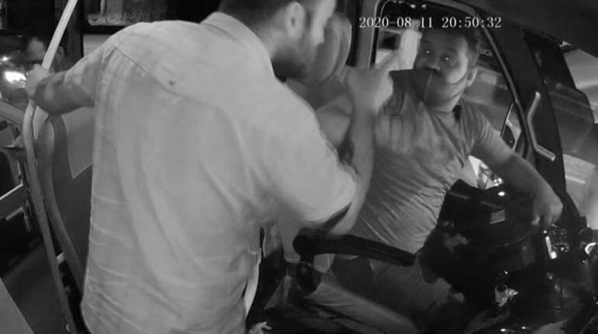 Bursa'da minib&uuml;s&uuml;n &ouml;n&uuml;n&uuml; kesip dehşet sa&ccedil;tılar!