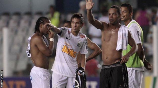 20 yaşındaki Ronaldinho ve Neymar Ekim 2012'de Santos ve Atletico Mineiro karşılaşmasının ardından