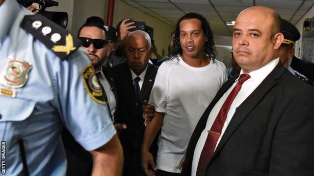 Ronaldinho bu yılın Mart ayında ifade vermek için Asuncion Adalet Sarayı'na gitti