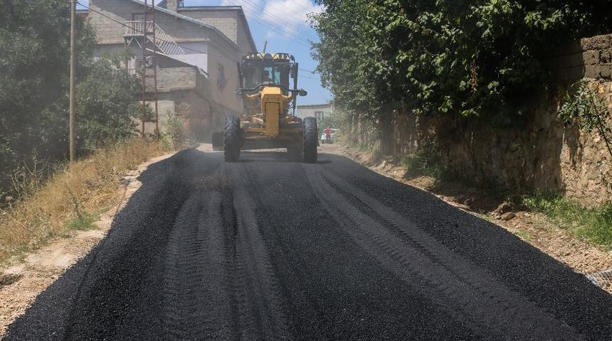 Bitlis&rsquo;te Belediyesi asfaltlama &ccedil;alışmaları s&uuml;rd&uuml;r&uuml;yor