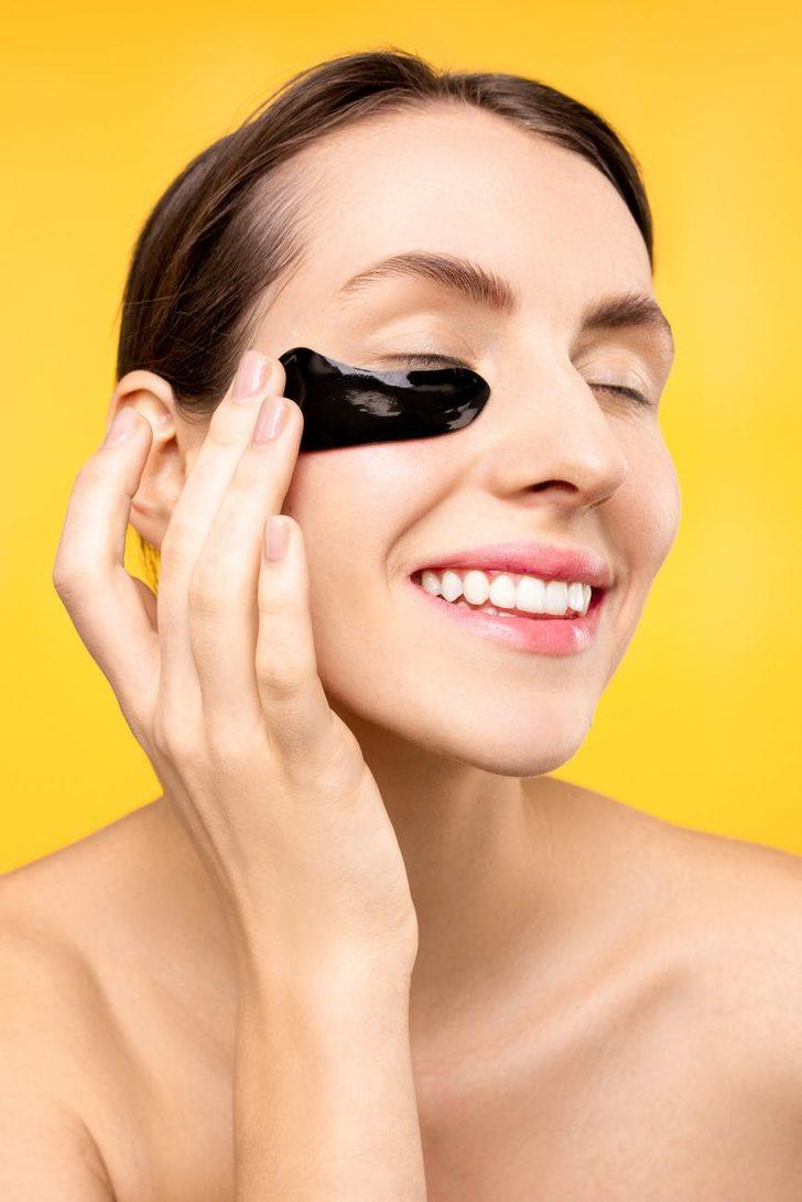 Faydasını g&ouml;rmek i&ccedil;in siyah maskeyi bu şekilde kullanmalısınız!