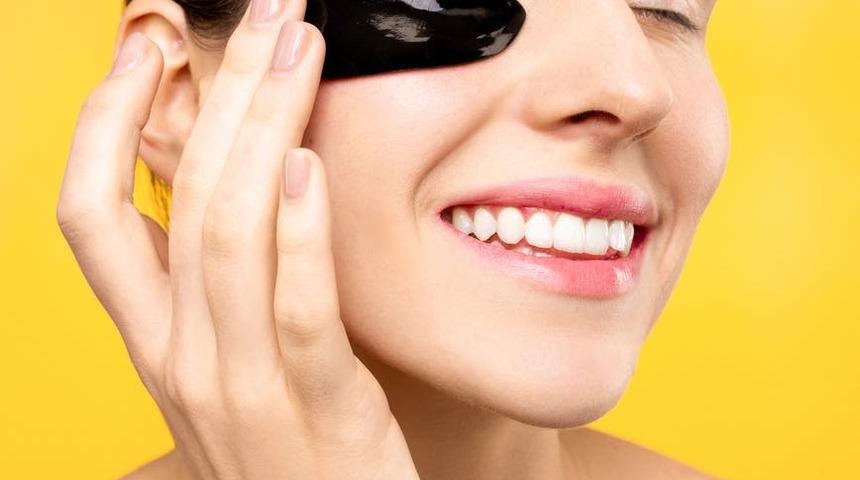 Faydasını g&ouml;rmek i&ccedil;in siyah maskeyi bu şekilde kullanmalısınız!