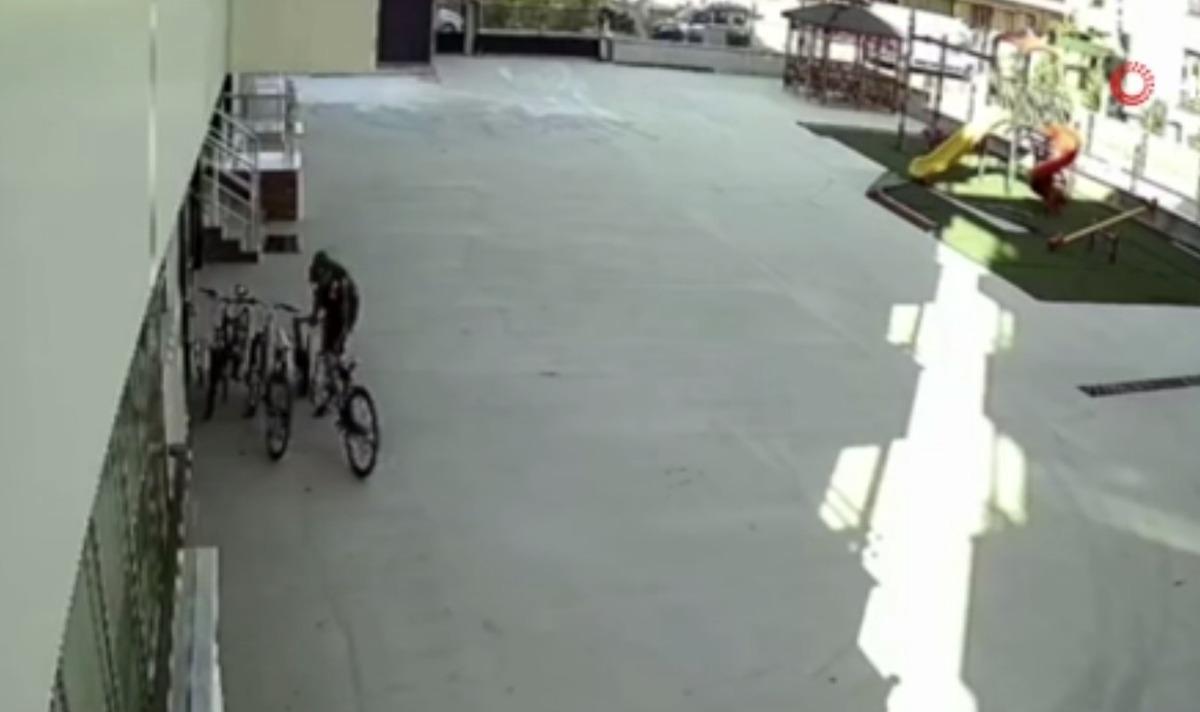 Kilidi kıramayınca tekerini bırakıp bisikleti &ccedil;aldı