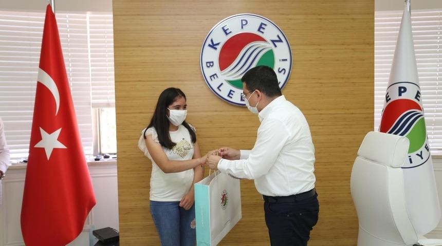 Kepez&rsquo;de LGS&rsquo;de ilk 3&rsquo;e girenlere bilgisayar &ouml;d&uuml;l&uuml;