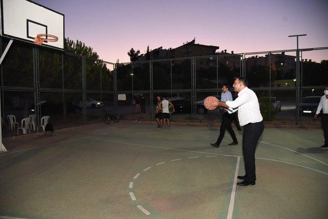 Başkan Yılmaz, gençlerle basketbol oynadı