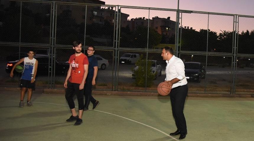 Başkan Yılmaz, gen&ccedil;lerle basketbol oynadı