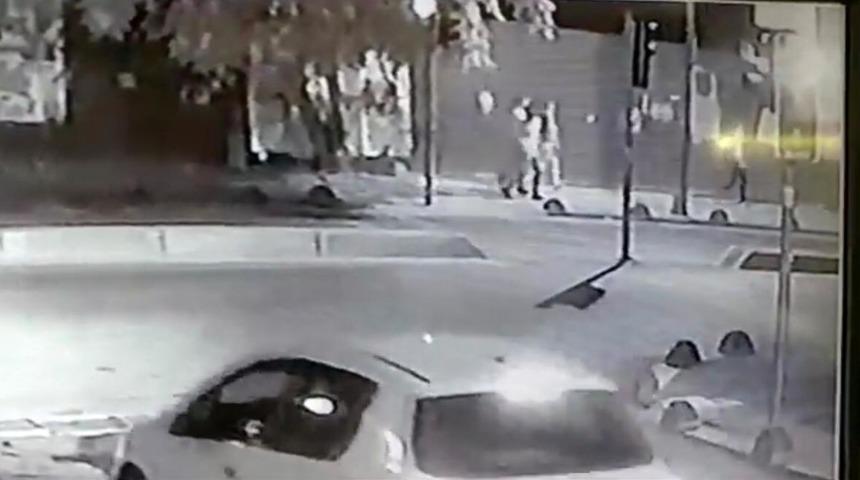 Zeytinburnu'nda cadde ortasında silahlı saldırı: 1 &ouml;l&uuml;