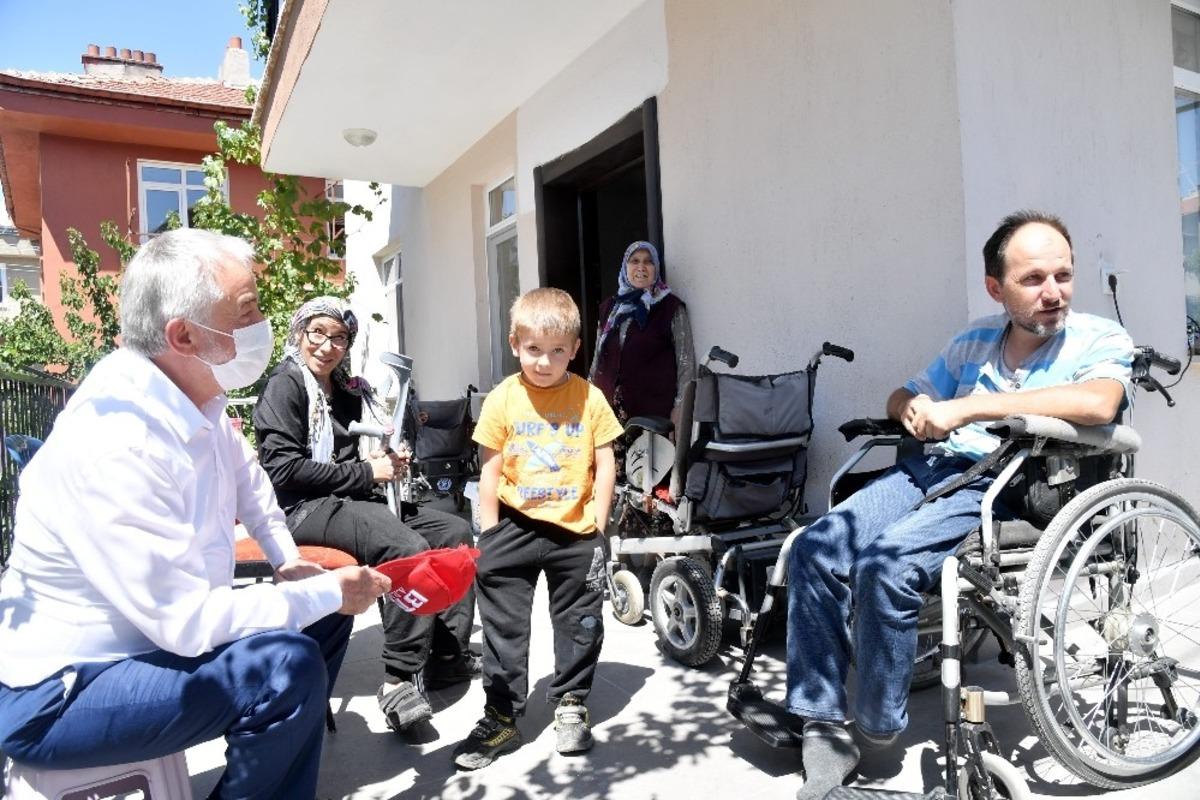 Başkan Başdeğirmen, engelli &ccedil;iftin yoluna asfalt d&ouml;kt&uuml;