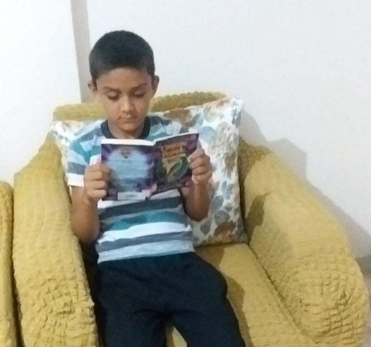 Müdür örnek oluyor, öğrenciler okuyor G1