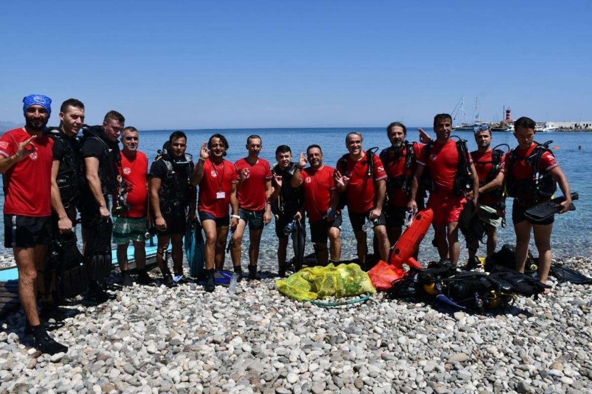 Kemer&rsquo;de denizden poşetler dolusu &ccedil;&ouml;p toplandı