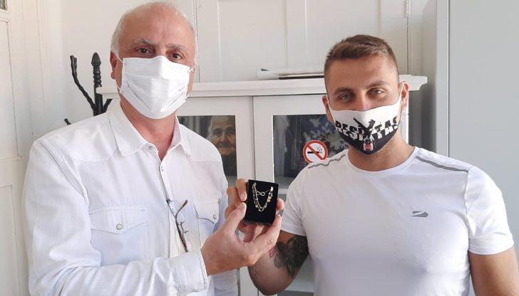 Yolda giderken buldu! Hepsini belediyeye teslim etti