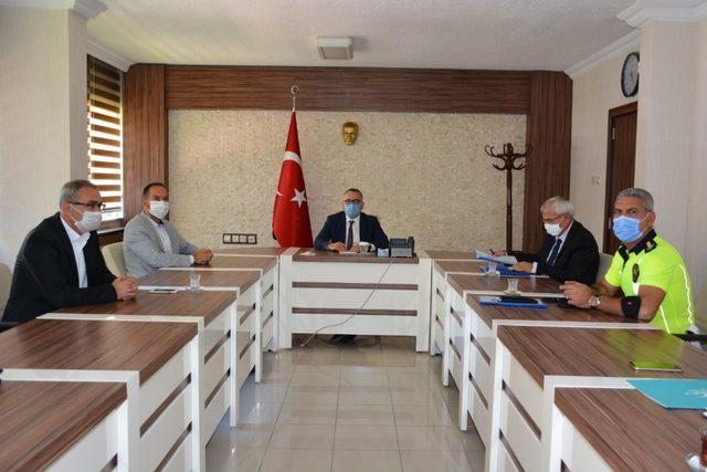 Niğde’de 7 caddede maskenin çıkarılmaması için sigara içilmesi, yiyecek ve içecek tüketilmesi yasaklandı