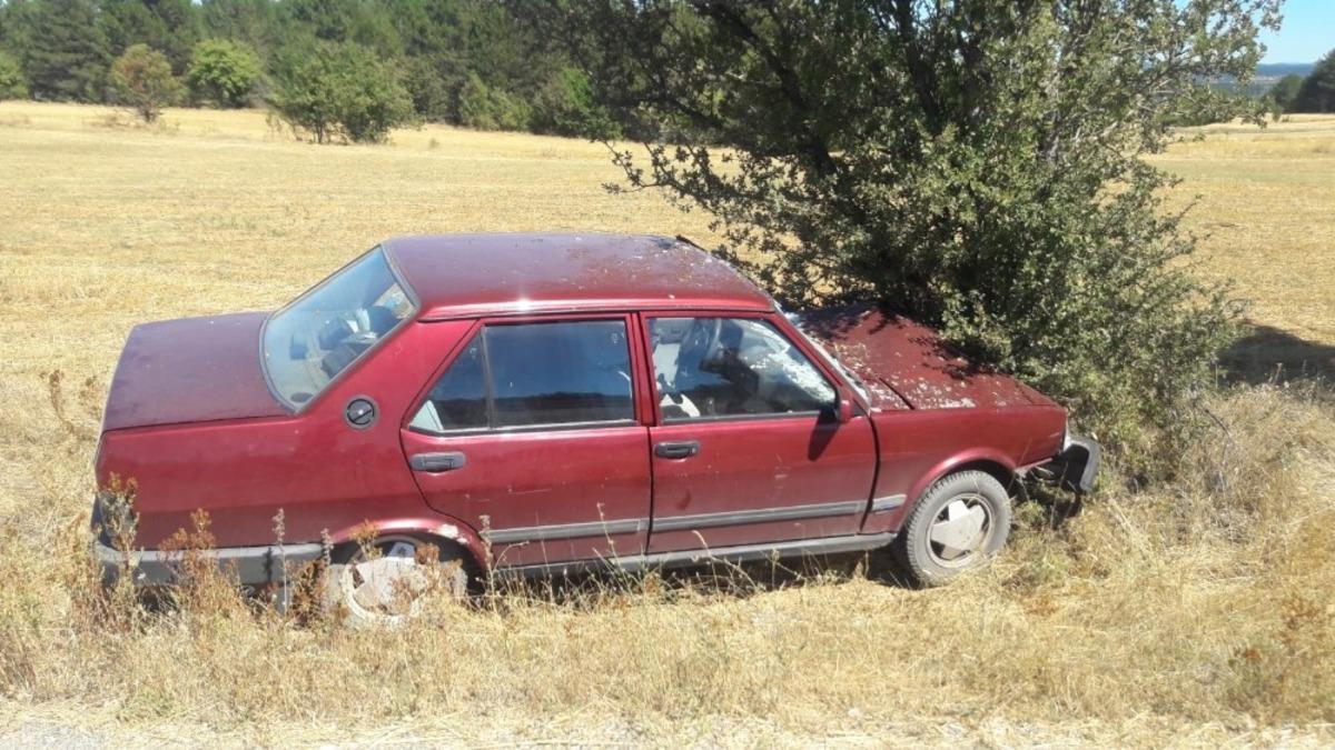 Direksiyon hakimiyetini kaybeden s&uuml;r&uuml;c&uuml; ağaca &ccedil;arptı