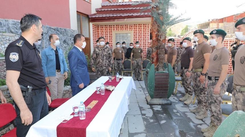 Vali Akbıyık &ouml;zel harekat polislerini ziyaret etti