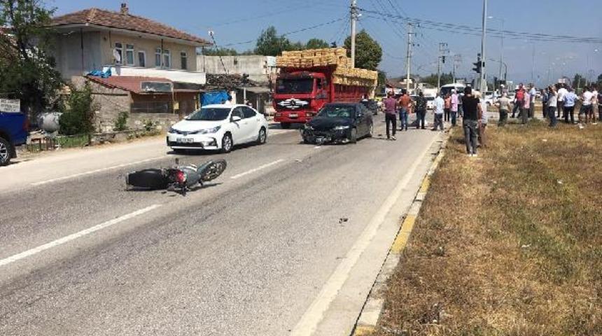 D&uuml;zce'de otomobilin &ccedil;arptığı motosikletin s&uuml;r&uuml;c&uuml;s&uuml; &ouml;ld&uuml;