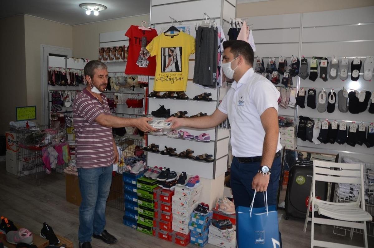 Kuşadası Belediyesi esnafa &uuml;cretsiz 20 bin maske dağıttı