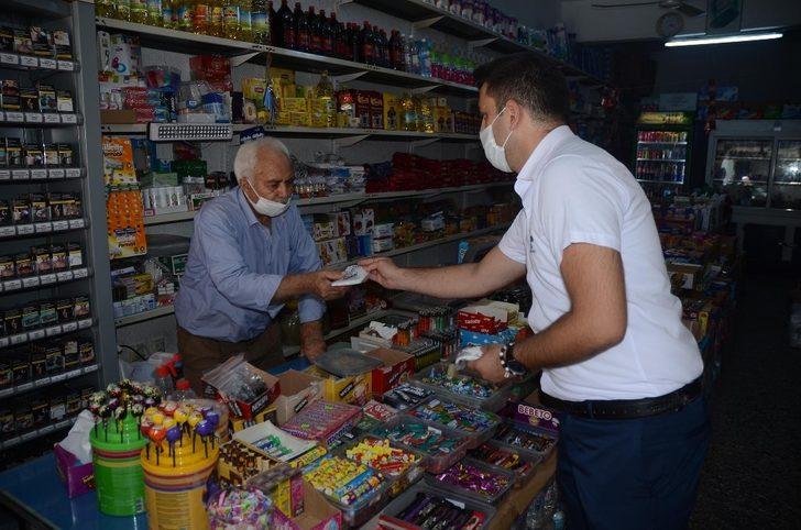 Kuşadası Belediyesi esnafa ücretsiz 20 bin maske dağıttı G3