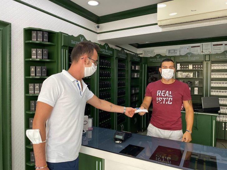 Kuşadası Belediyesi esnafa ücretsiz 20 bin maske dağıttı G5