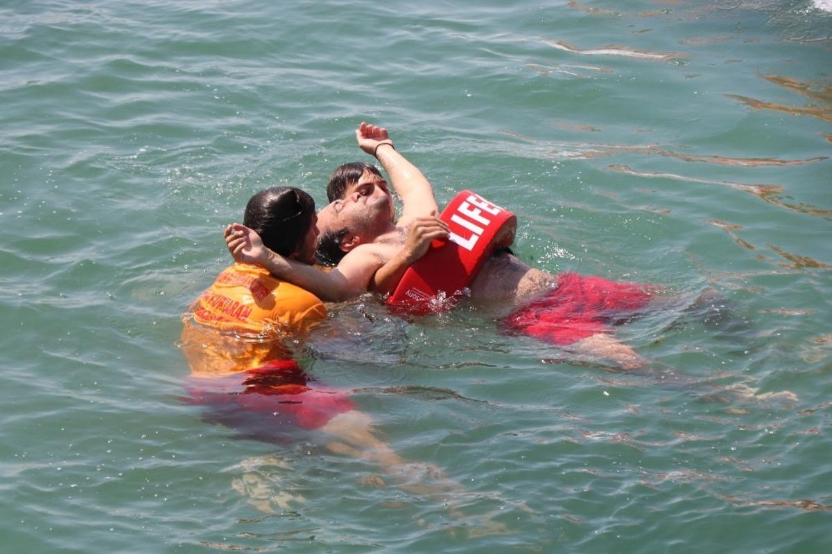 Rip akıntısının en b&uuml;y&uuml;k belirtisi sudaki değişim ve k&ouml;p&uuml;klenme