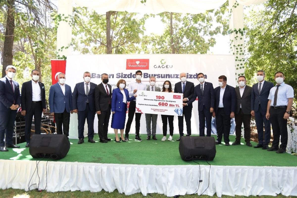 Gaziantep&rsquo;in yıldızı 211 &ouml;ğrenciye burs verilecek