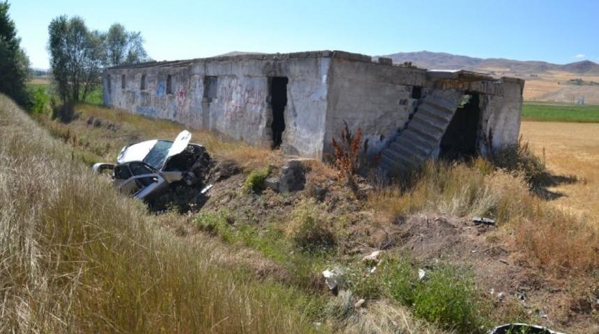 Otomobil yoldan &ccedil;ıktı: 4 yaralı