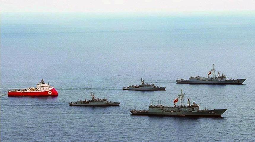 Yunanistan Savunma Bakanı, T&uuml;rk gemisine &ccedil;arpan Yunan kaptanı tebrik etti