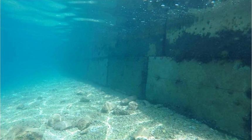 Bodrum'da denizin dibindeki beton duvarlara inceleme başlatıldı