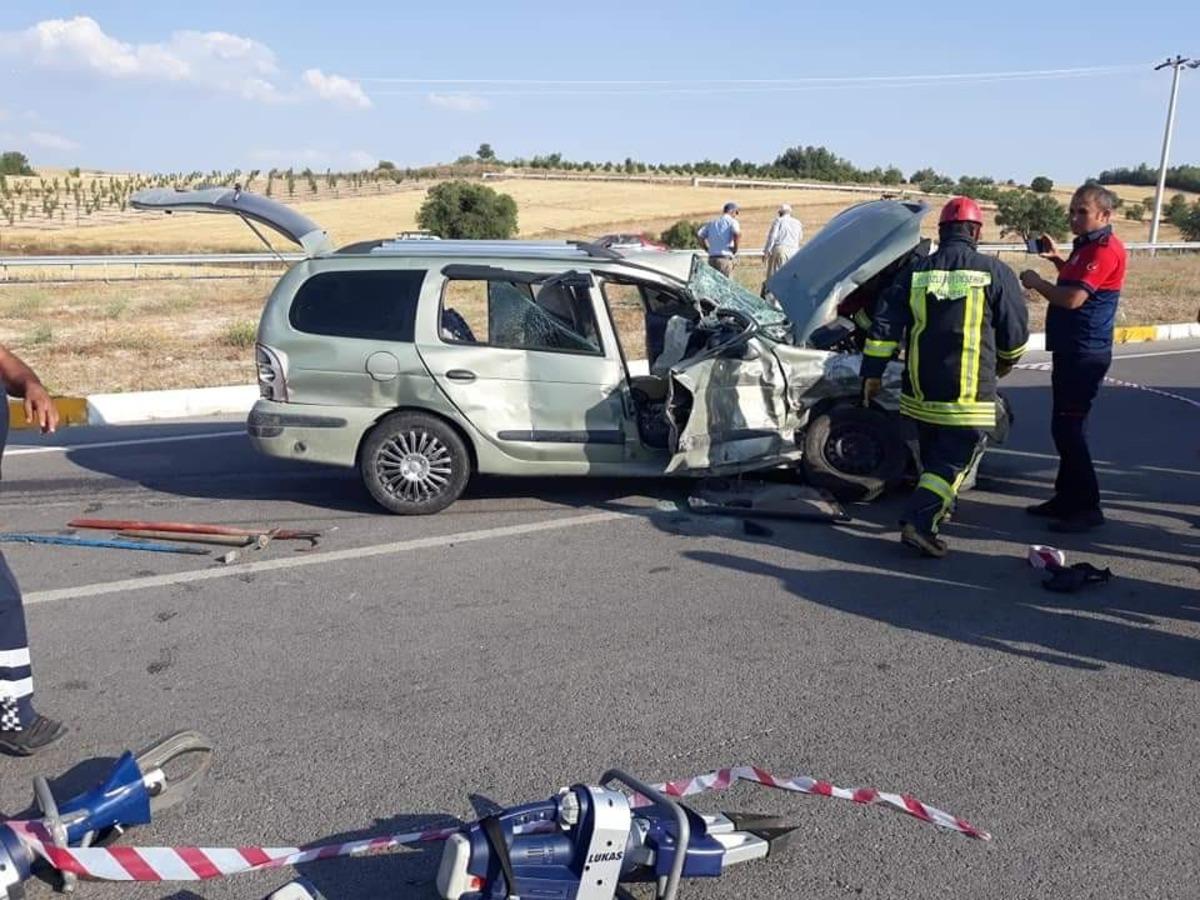 Denizli&rsquo;de trafik kazasında 1 kişi &ouml;ld&uuml;, 2&rsquo;si &ccedil;ocuk 8 kişi yaralandı