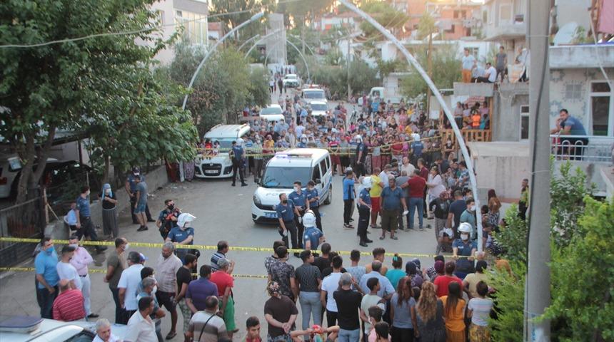 Eşini boynundan, karnından, kollarından bıçakladı! Yalın ayak evden çıkınca...