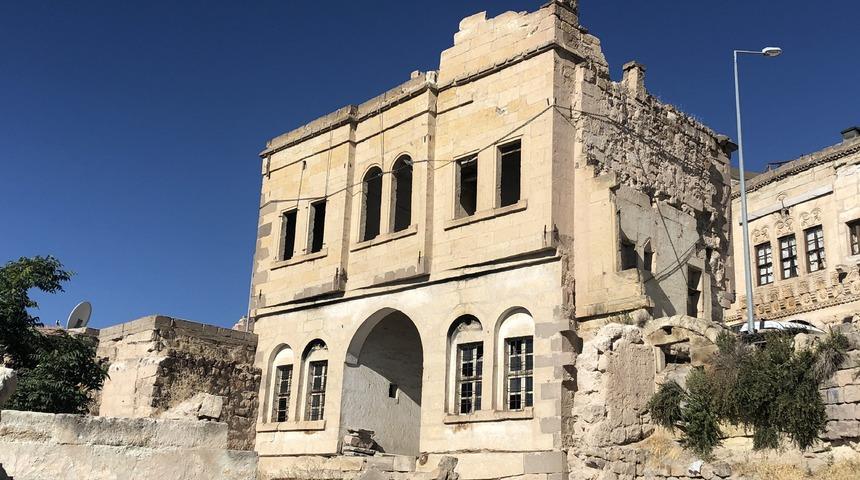 G&ouml;ren şaştı kaldı! Kapadokya&rsquo;da 100 yıllık tarihi binaya zincirli koruma