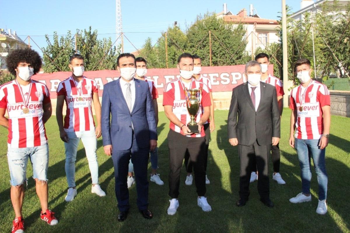 Karaman Belediyespor şampiyonluk kupasını t&ouml;renle aldı