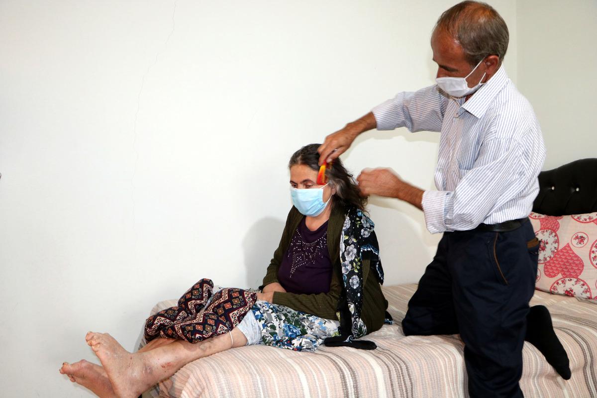 13 yıldır y&uuml;r&uuml;yemeyen eşinin t&uuml;m ihtiya&ccedil;larını karşılıyor