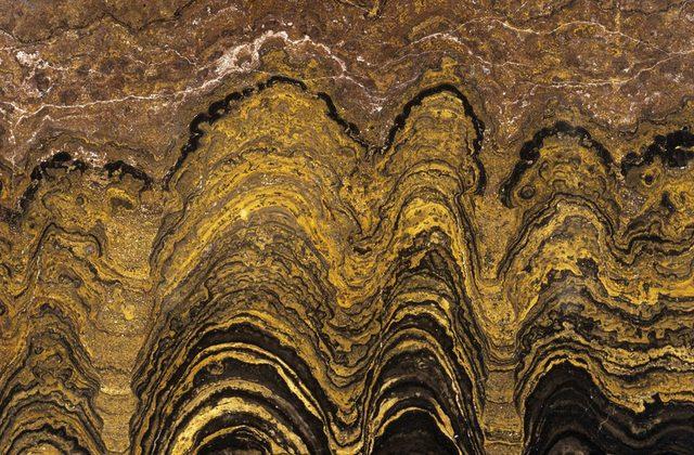 Stromatolitteki tabakalar düzensiz ve kıvrımlı. Perseverance bu tür katmanlar arayacak