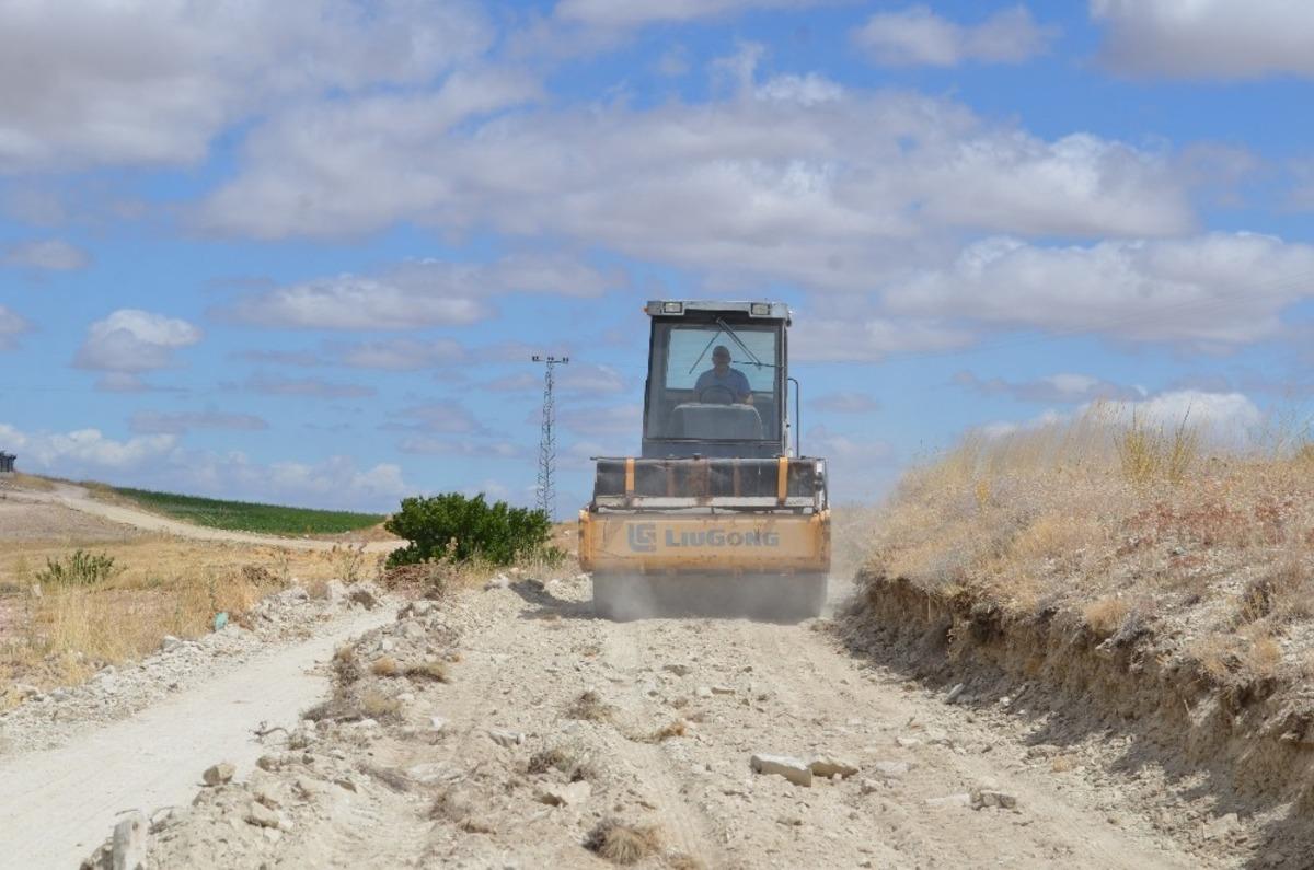 B&uuml;nyan Belediyesi yol yapım &ccedil;alışmalarına aralıksız devam ediyor