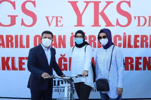 Başkan Arı’dan YKS’de başarılı olan öğrencilere bisiklet