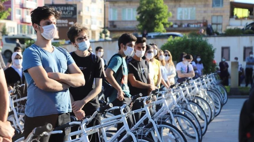 Başkan Arı&rsquo;dan YKS&rsquo;de başarılı olan &ouml;ğrencilere bisiklet