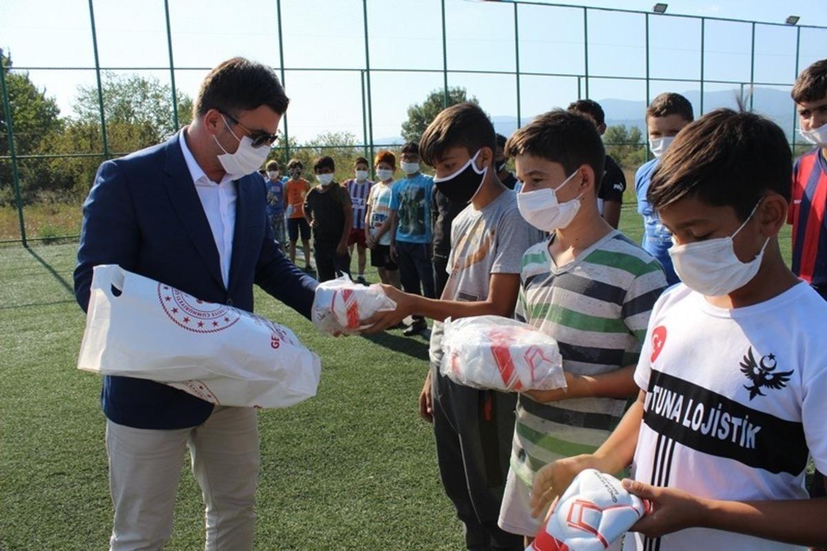 &Ccedil;ocuklara spor malzemesi yardımı yapıldı