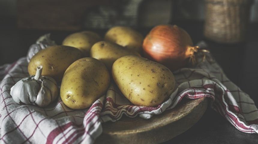 Sonu &ccedil;ok k&ouml;t&uuml; olabilir! Patates ve soğanı saklarken...