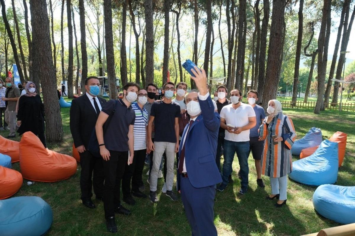 Kitap kurtlarını a&ccedil;ık havada buluşturan k&uuml;t&uuml;phane