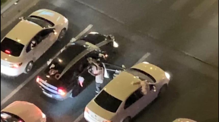 Diyarbakır'da yasağa rağmen d&uuml;ğ&uuml;n konvoyu oluşturdular