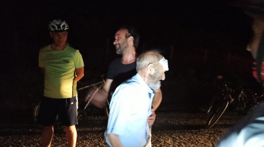 Kaybolan yaşlı adamı bisiklet&ccedil;iler buldu