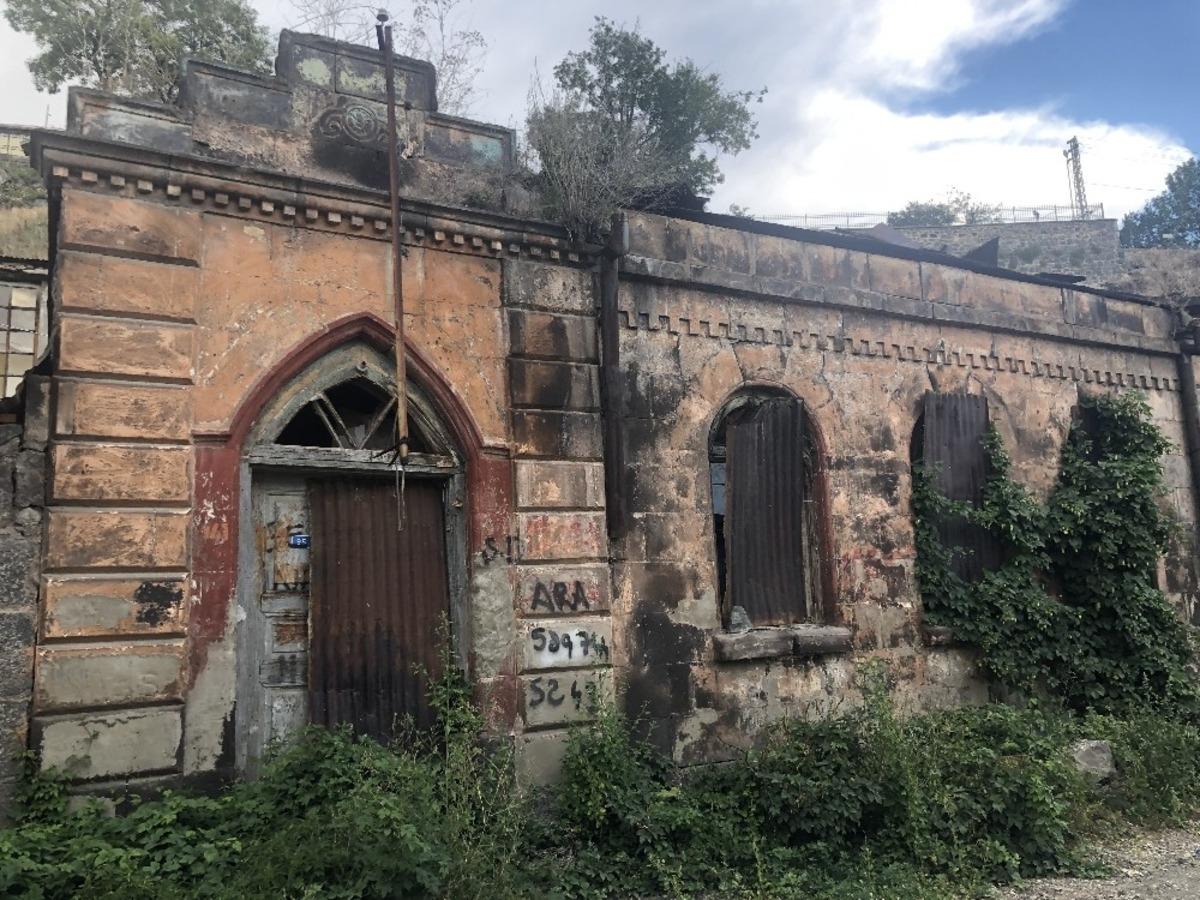 Kars&rsquo;ta tarihi evler tek tek yok oluyor